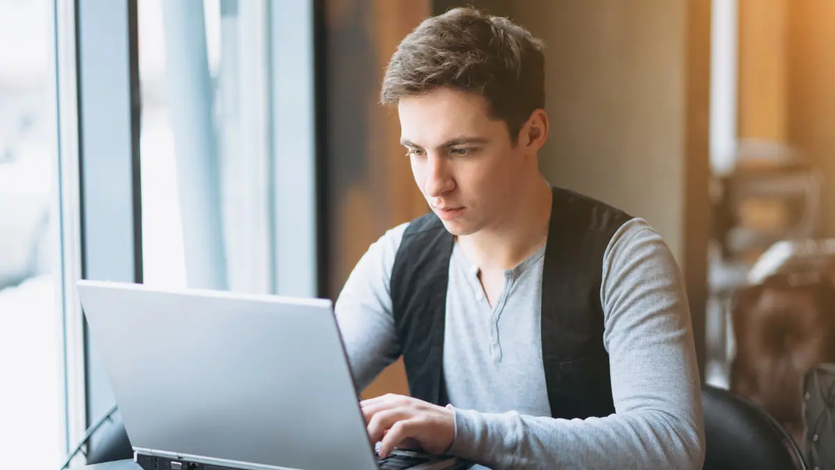 Personne travaillant sur ordinateur portable pour développer un business en ligne avec des outils d’intelligence artificielle